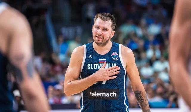 东契奇抱的 东契奇抱的